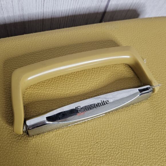 VTG Yellow Samsonite Train Case, Carry-On Cosmetic Luggage Tote - Picture 3 of 10